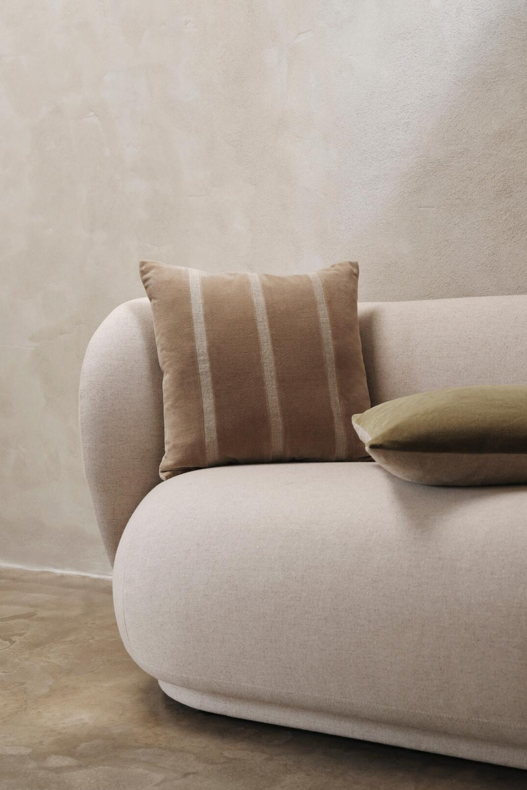 Senti Stripe pyntepude, 50x50 cm - Dark Sand/Linen